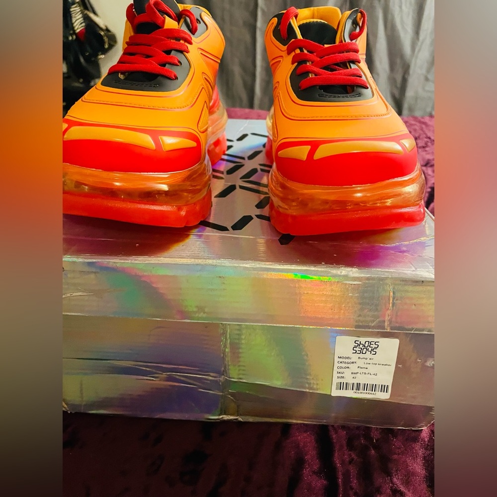 New Men’s 42 (size 9) Bump Air Sneaker.